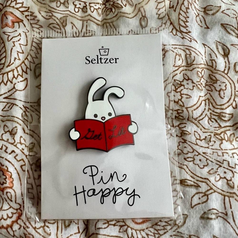 Get Lit! Super cute bunny pin 🐰📚♥️